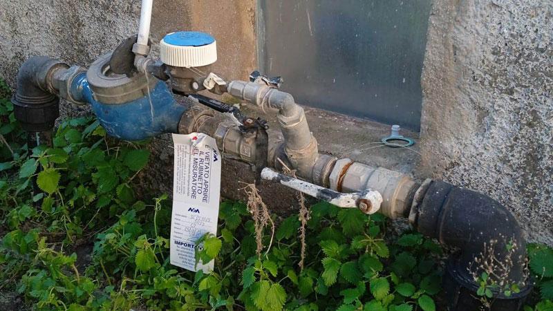 Piombino, palazzina senz’acqua per sei giorni: «Paghiamo tutti per alcuni morosi»