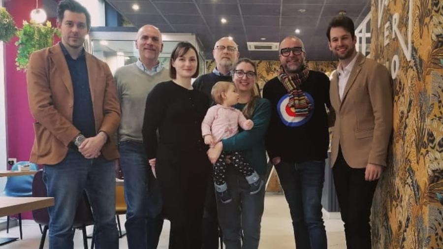 La famiglia Campazzi insieme all'amministrazione comunale e ai rappresentanti delle associazioni di categoria 