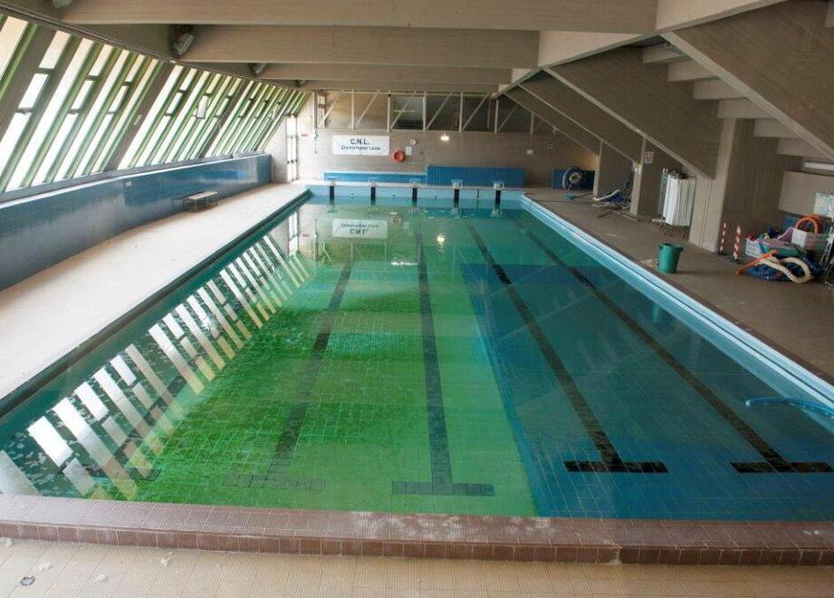 Stop ai lavori per la piscina nel palazzetto dello sport