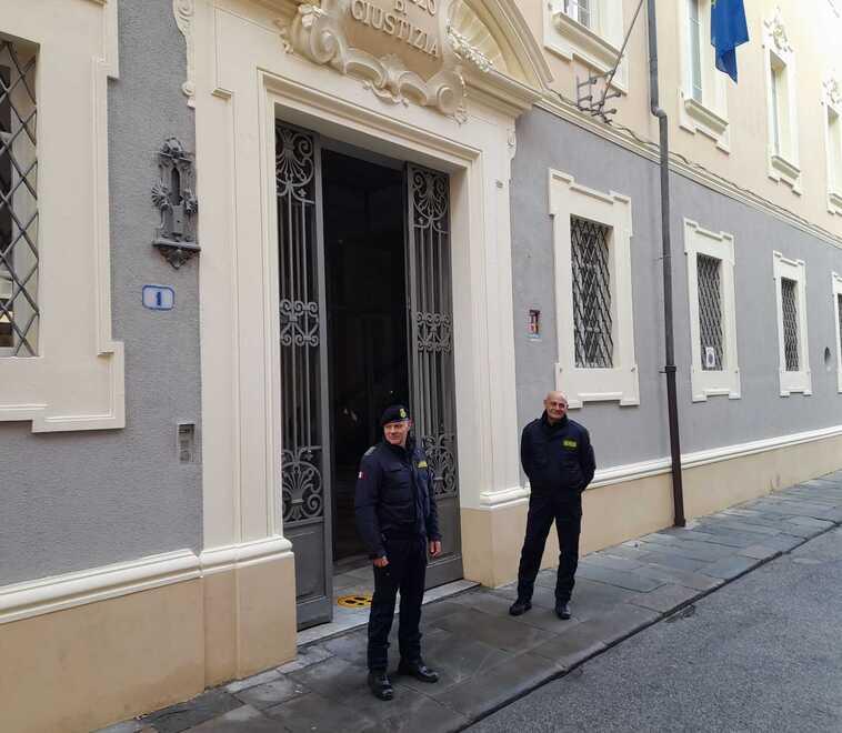 Piombino, fugge scalza di casa e va in caserma: «Mio marito mi ha preso a pugni»