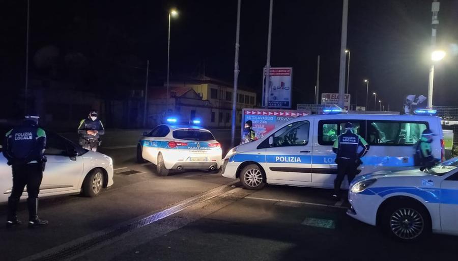 Scappano al posto di blocco a tutta velocità e contromano: inseguiti e fermati, conducente senza patente e auto senza assicurazione