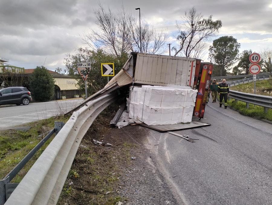 
	Il camion ribaltato

