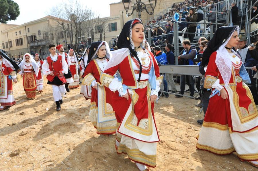 
	Un momento della sfilata del corteo dei costumi sardi che accompagna la Sartiglia

