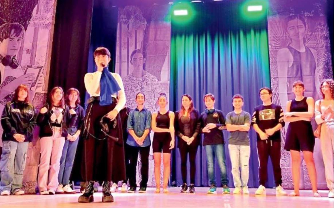 Letizia Loi sul palco dopo lo spettacolo portato in scena al Cineteatro di Olbia