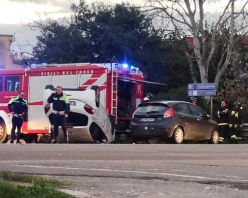 Scontro fra due auto sulla 130: un ferito grave
