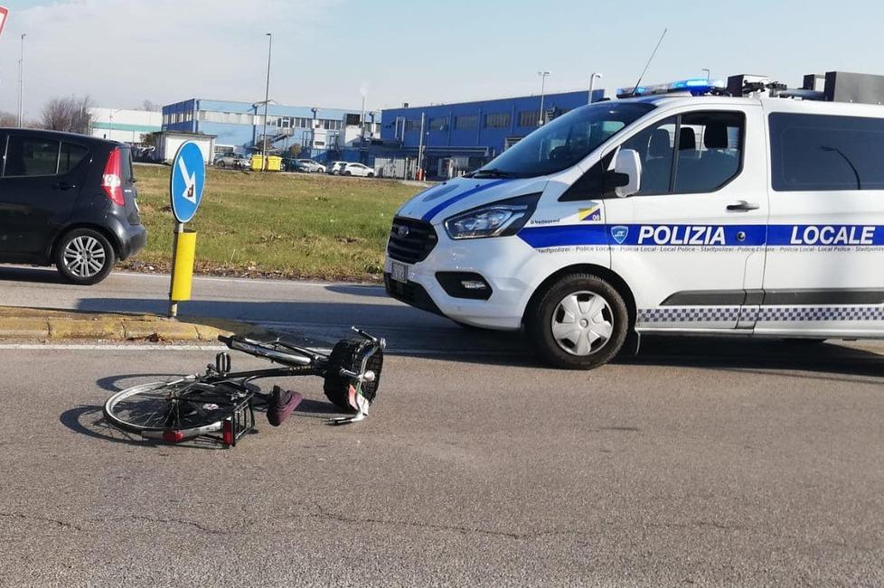 Mirandola. Attraversa con la bici, badante investita 