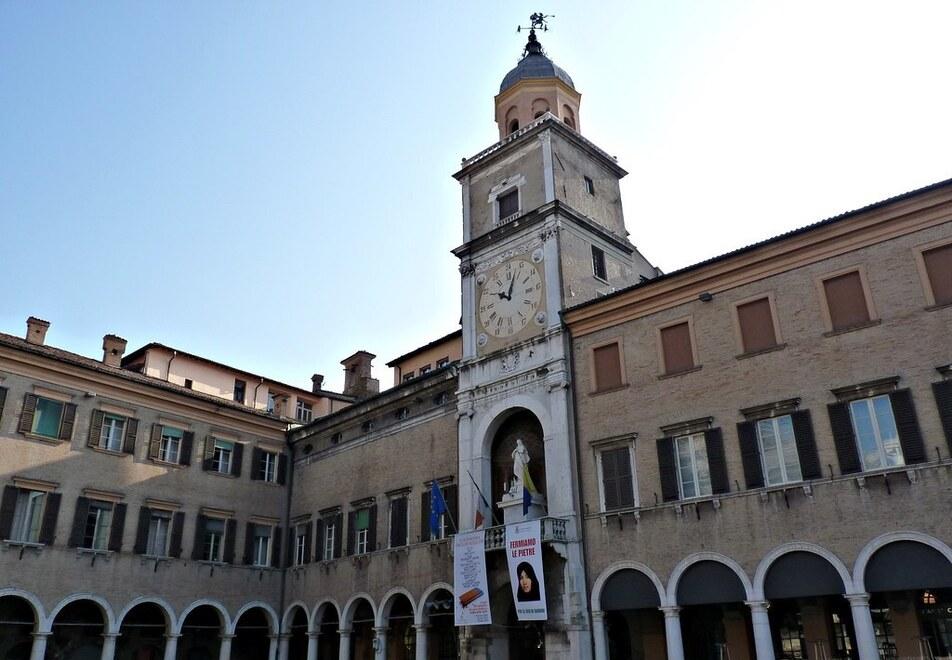 Modena, sedi comunali. E in piazza Grande si fa spazio per i nuovi uffici 