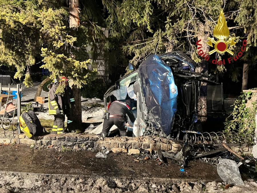 Incidente a Pavullo, auto fuori strada sulla Giardini sud: un ferito