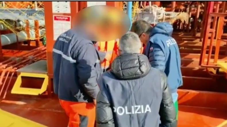 Arrestato scafista: avrebbe nascosto in una nave libica tre immigrati marocchini
