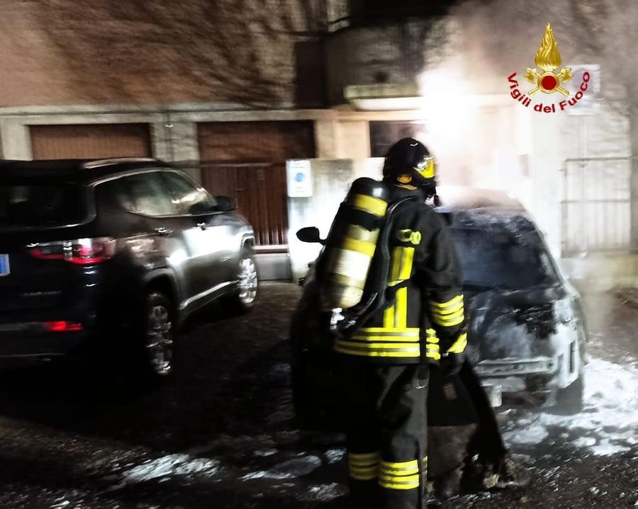 Due incendi dolosi nella notte, indaga la polizia