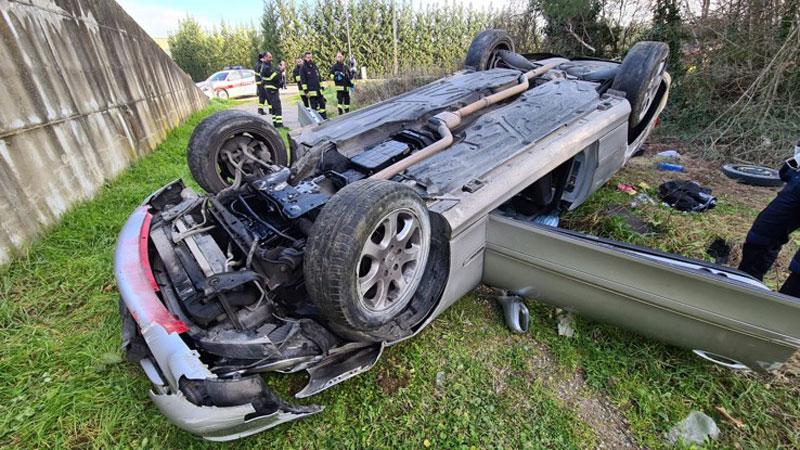 Prato, forzano un posto di controllo e si ribaltano dopo la fuga