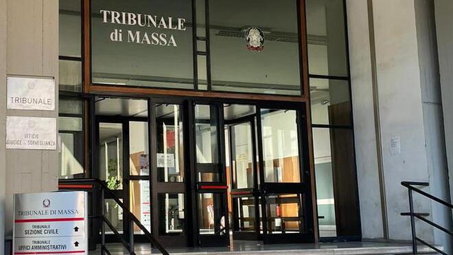 Massa, calci e pugni alla moglie: «Ti lascio in carrozzella»