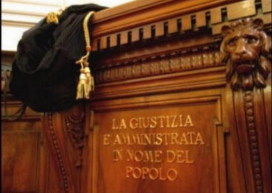 Pisa, 45enne bacia una bambina al bar: la mamma lo affronta e lo denuncia. Ora la condanna