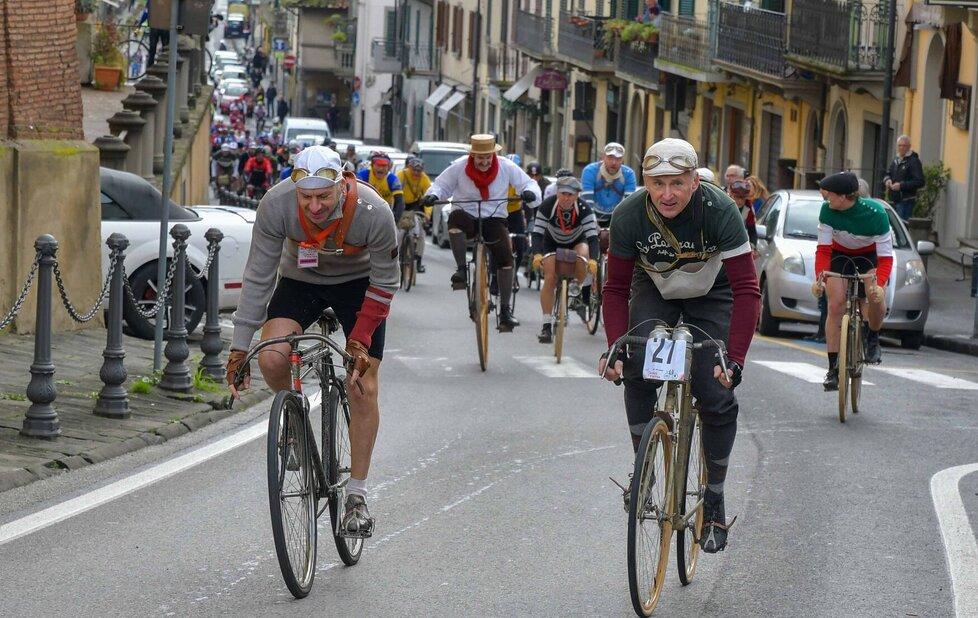 Si sfidarono in 19 sui velocipedi. Nacque così la Firenze-Pistoia 