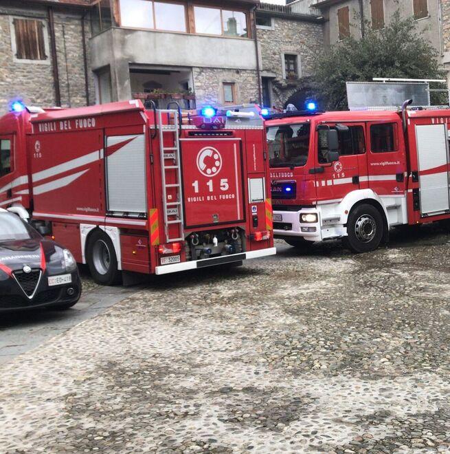 Esplosione in un appartamento, pensionato investito dalle fiamme