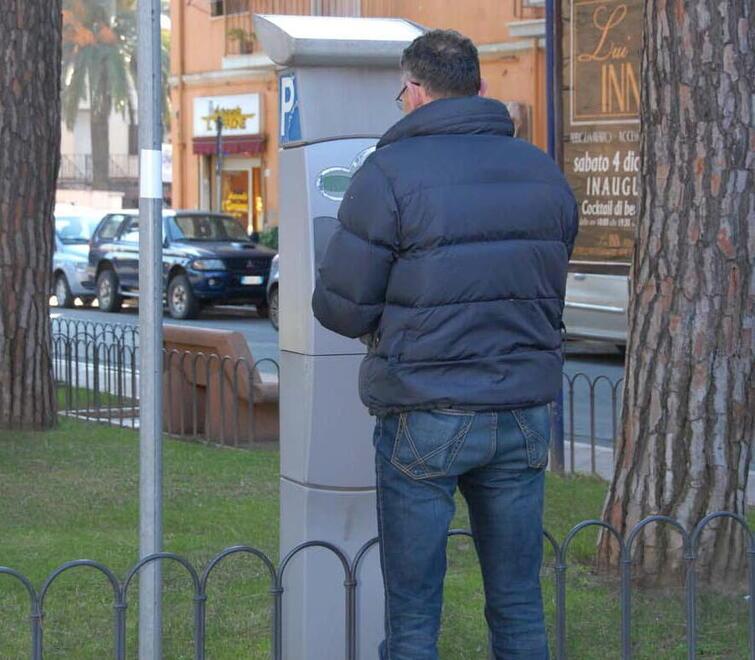 Parcometri «obsoleti e indecorosi», a Piombino saranno sostituiti tutti