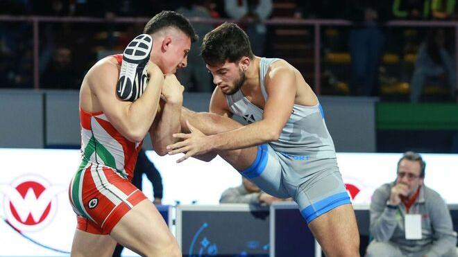 L’oro di Raul Caso sbaraglia tutti anche ai campionati italiani assoluti di lotta