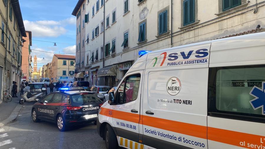 L'ambulanza della Svs e i carabinieri in via della Pina d'Oro dopo il caos (foto Filippo Ianda/Silvi)