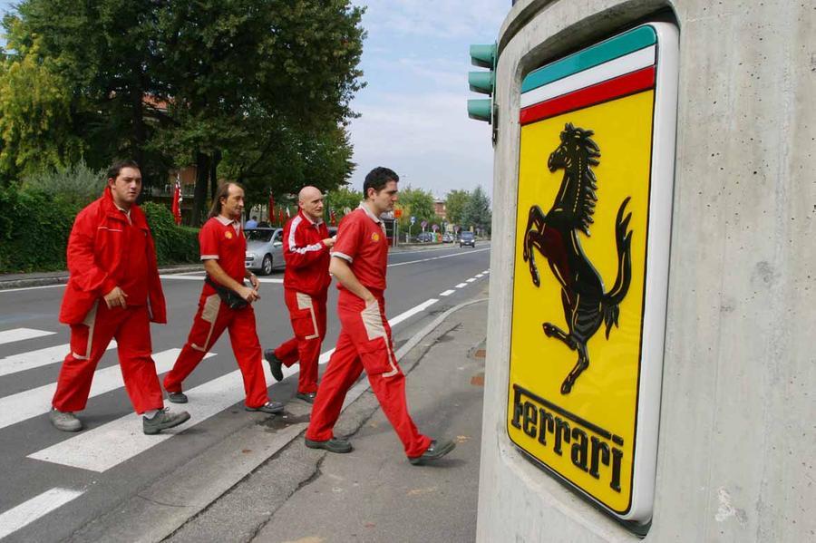 Maranello, un 2022 da record per la Ferrari: utile a 939 milioni e consegne a +18% Premio competitività di 13mila 500 euro ai dipendenti