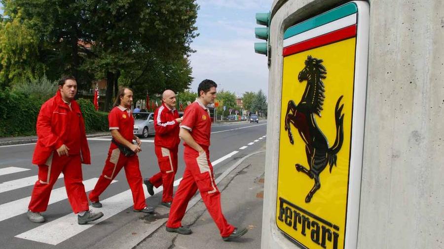 Maranello, un 2022 da record per la Ferrari: utile a 939 milioni e consegne a +18% Premio competitività di 13mila 500 euro ai dipendenti