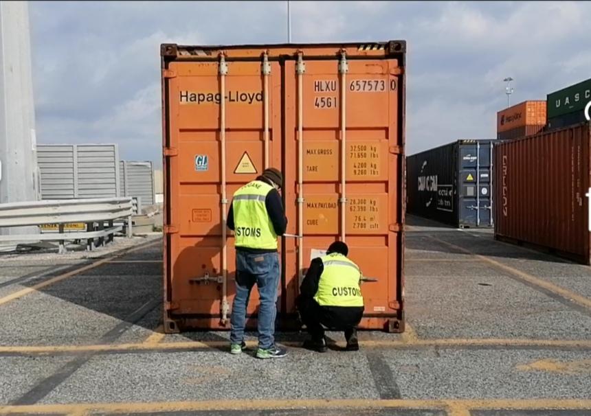 
	I funzionari mentre stanno per aprire un container sbarcato da una nave

