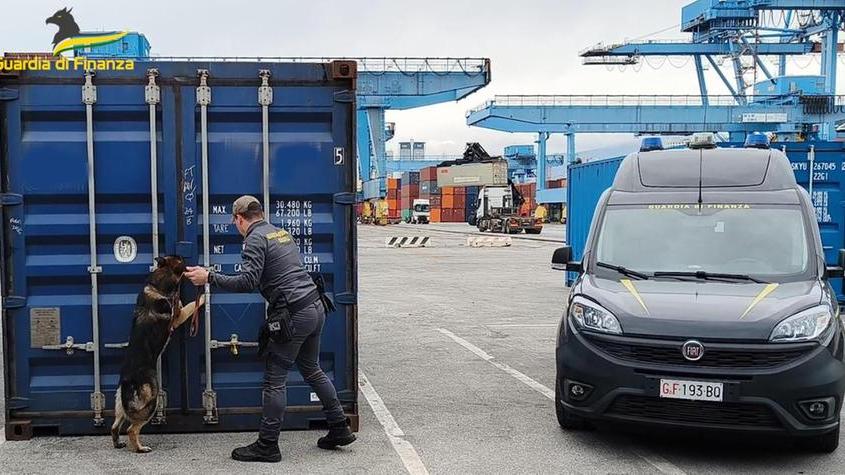 Un finanziere mentre ispeziona un container 