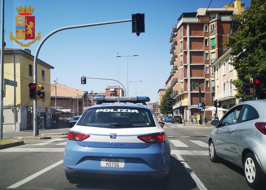 Modena, polizia sventa truffa. Soccorsa la vittima in strada e messi in sicurezza i suoi gioielli
