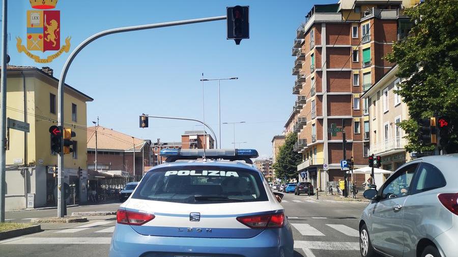 Modena, polizia sventa truffa. Soccorsa la vittima in strada e messi in sicurezza i suoi gioielli