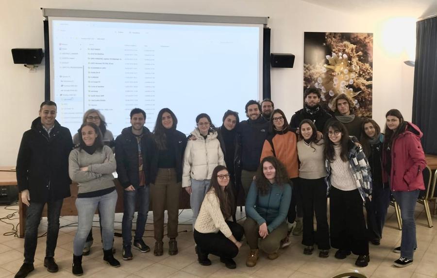 
	Gli studenti del corso di Marine sciences con il presidente dell'Amp Francesco Lai

