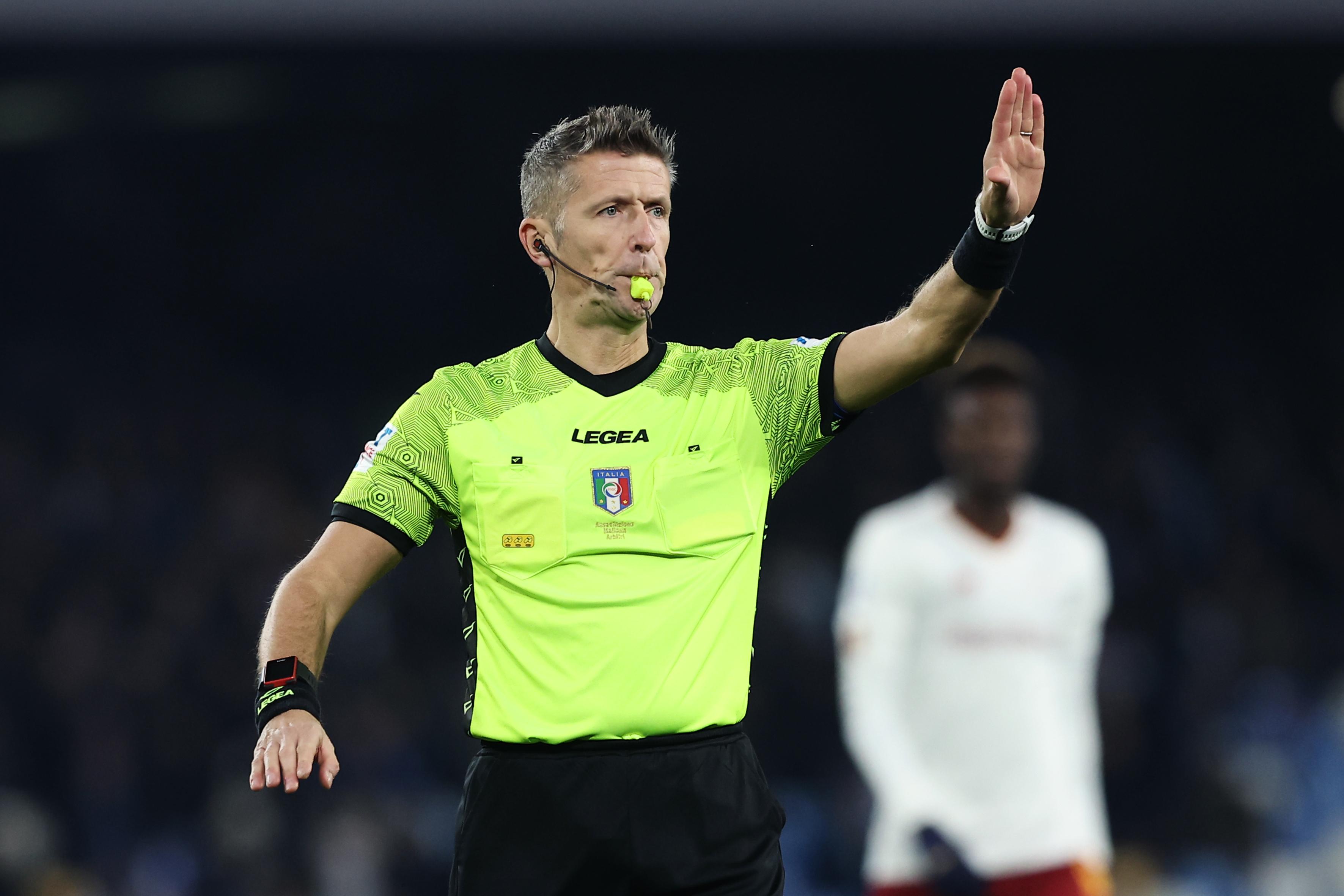 L'abritro fischia e poi spiega ai tifosi le decisioni: l'esperimento Fifa