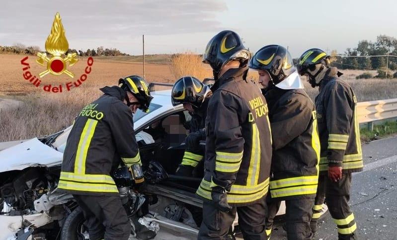 Scontro frontale a Dolianova, tre persone ferite