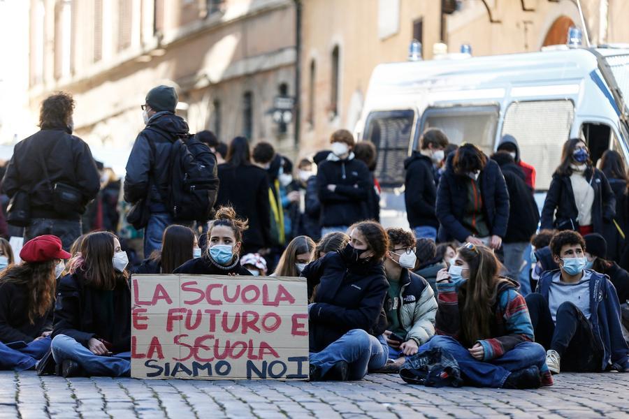 Le scuole sarde rischiano il colpo di grazia, entro due anni 45 autonomie in meno