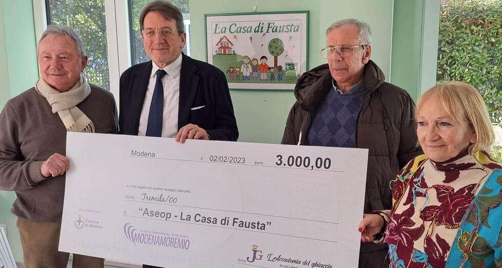 Il Natale modenese consegna 3mila euro alla Casa di Fausta