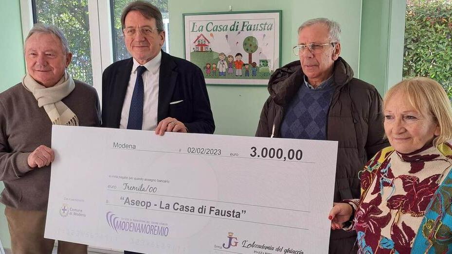 Il Natale modenese consegna 3mila euro alla Casa di Fausta
