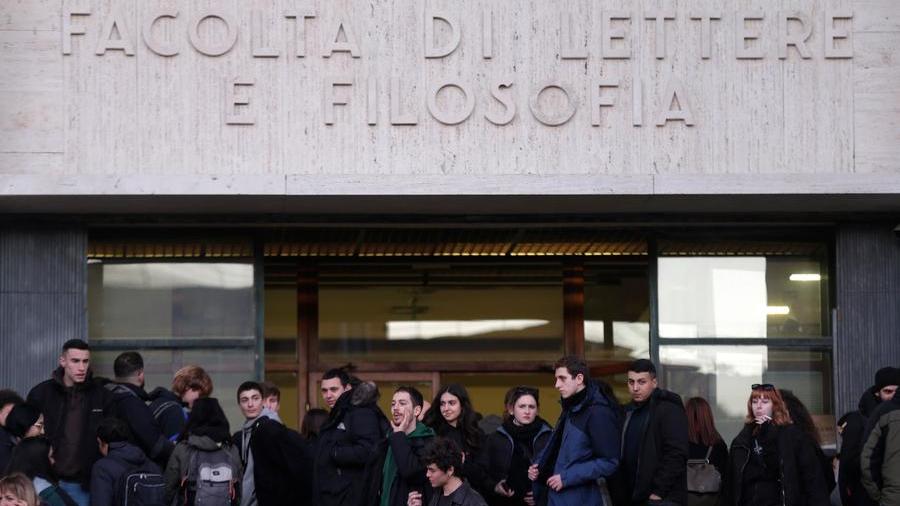Gli studenti occupano la facoltà di Lettere alla Sapienza di Roma: «Solidarietà con Cospito»