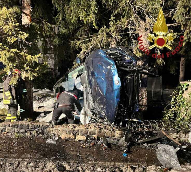 Pavullo, si ribalta col suv e finisce nel giardino: 34enne ferito ma salvo 