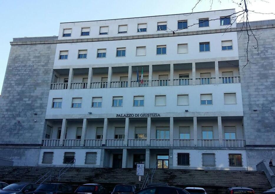 Nuoro, ascensore del tribunale fuori uso: disabile portata di peso per le scale