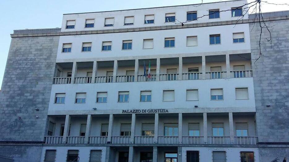 Nuoro, ascensore del tribunale fuori uso: disabile portata di peso per le scale