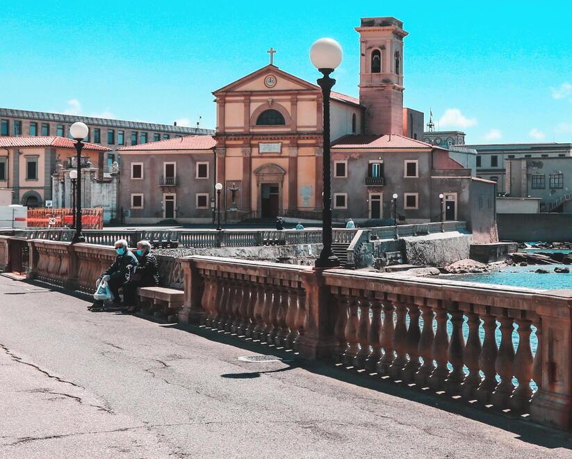 Palpeggiata da uno sconosciuto dentro la chiesa di San Jacopo a Livorno: via alle indagini