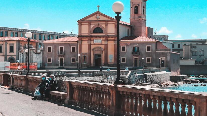 Palpeggiata da uno sconosciuto dentro la chiesa di San Jacopo a Livorno: via alle indagini