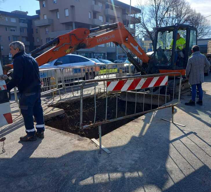 Prato, si rompe un tubo: traffico in tilt. Viale della Repubblica da evitare