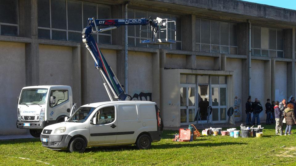 Grosseto, grave un operaio di 46 anni precipitato dal cestello elevatore: si indaga sulla sicurezza