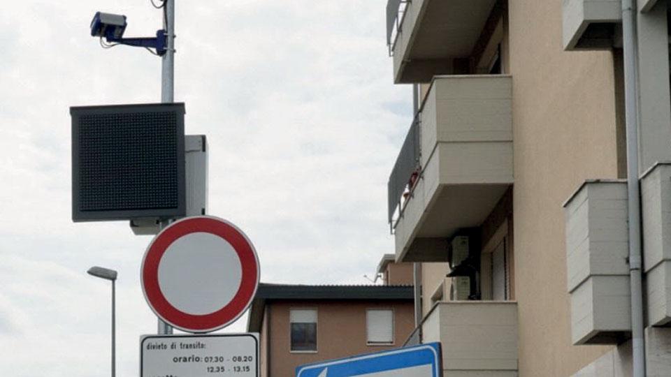 Pontedera, oltre 100mila euro di multe dai varchi al villaggio scolastico