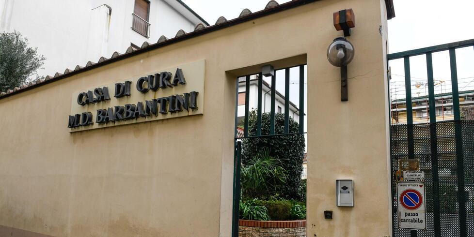 Lucca, morto in clinica dopo l’operazione: l’autopsia non chiarisce le cause
