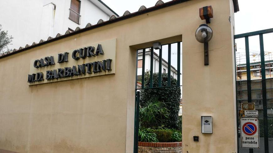 Lucca, morto in clinica dopo l’operazione: l’autopsia non chiarisce le cause