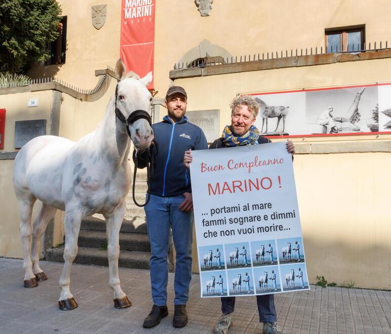 Pistoia, protesta per il museo Marini chiuso da tre anni. E spunta anche un cavallo