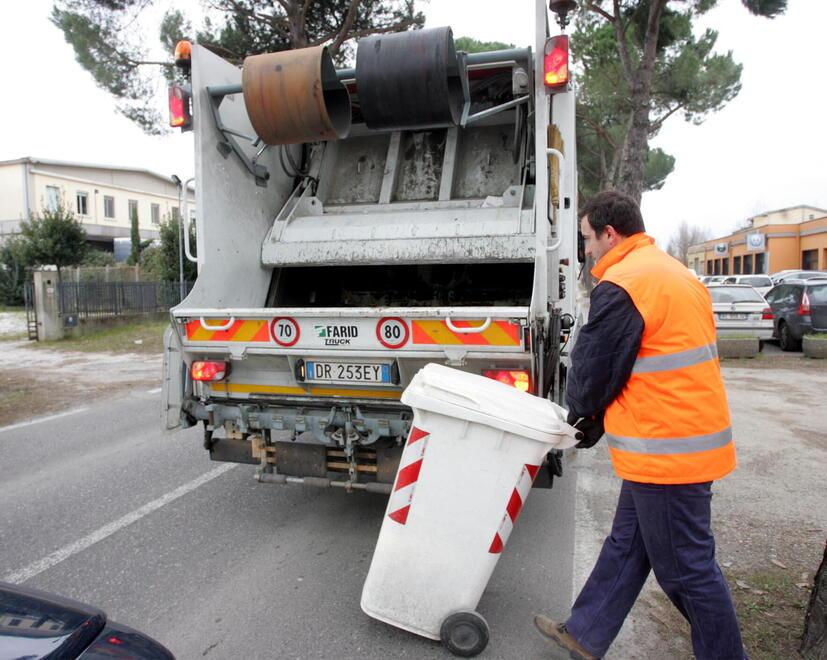 Rifiuti, ora ci vuole la chiavetta per l’organico e l’indifferenziato: come funziona