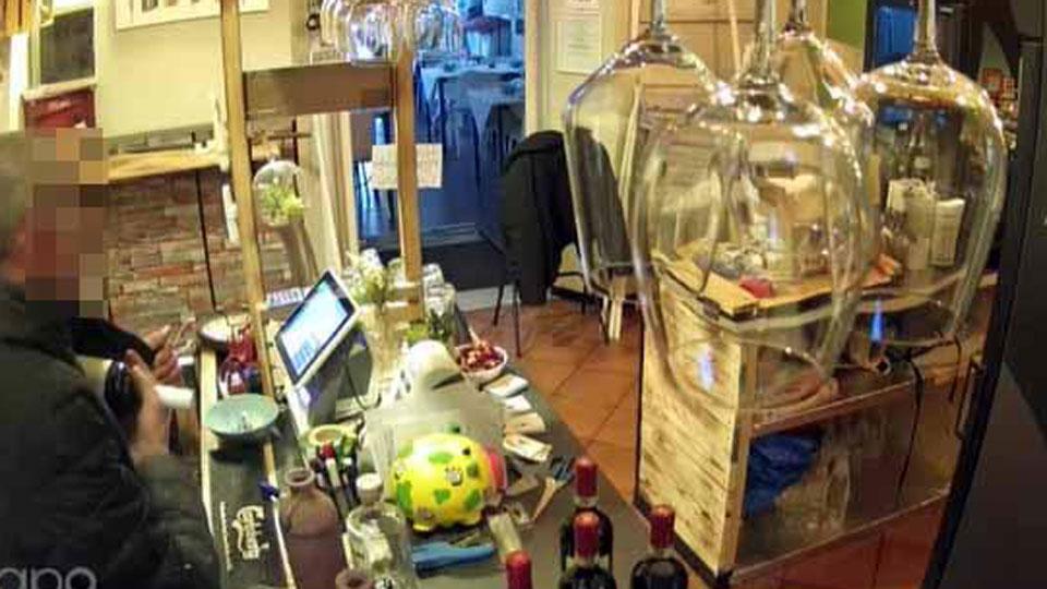 Entra nel locale a chiedere un pezzo di pane e ruba il vino pregiato: le telecamere riprendono tutto