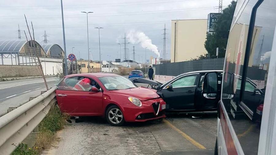 Livorno, scontro frontale fra due auto: ferito un 74enne