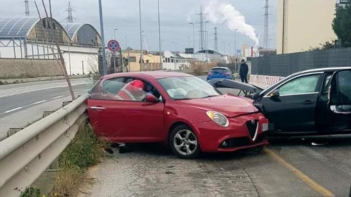 Livorno, scontro frontale fra due auto: ferito un 74enne
